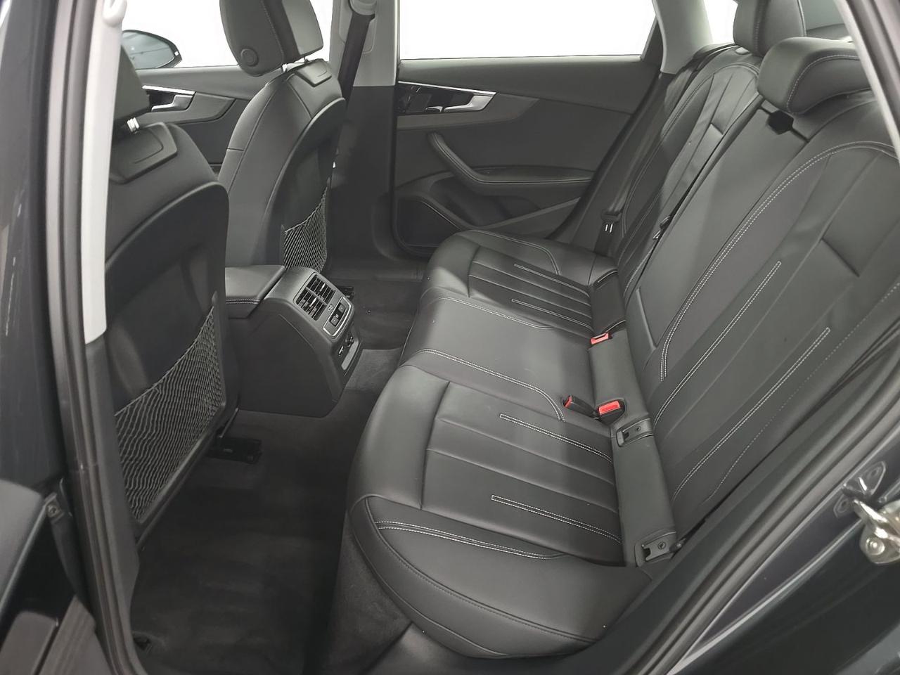 Audi A4 Sedan Premium Plus 40 TFSI quattro 2023