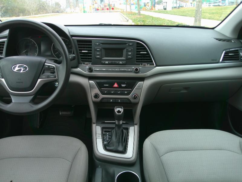 Hyundai Elantra SE 6AT 2017