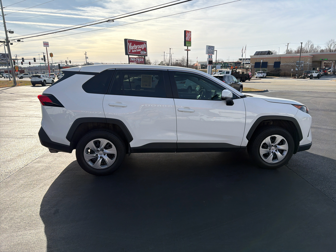 Toyota RAV4 LE AWD 2022