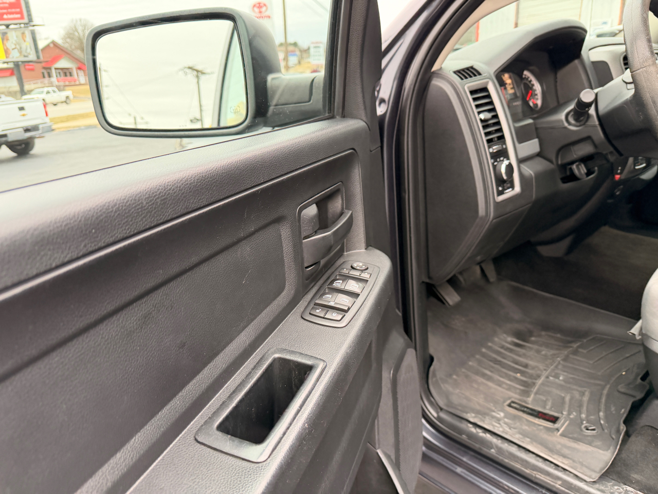 RAM 1500 Tradesman Crew Cab SWB 4WD 2017