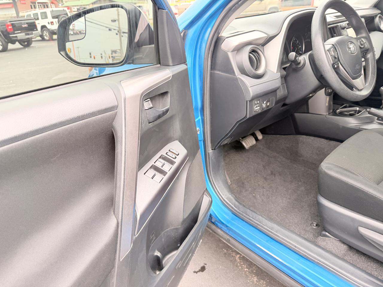 Toyota RAV4 LE FWD 2017