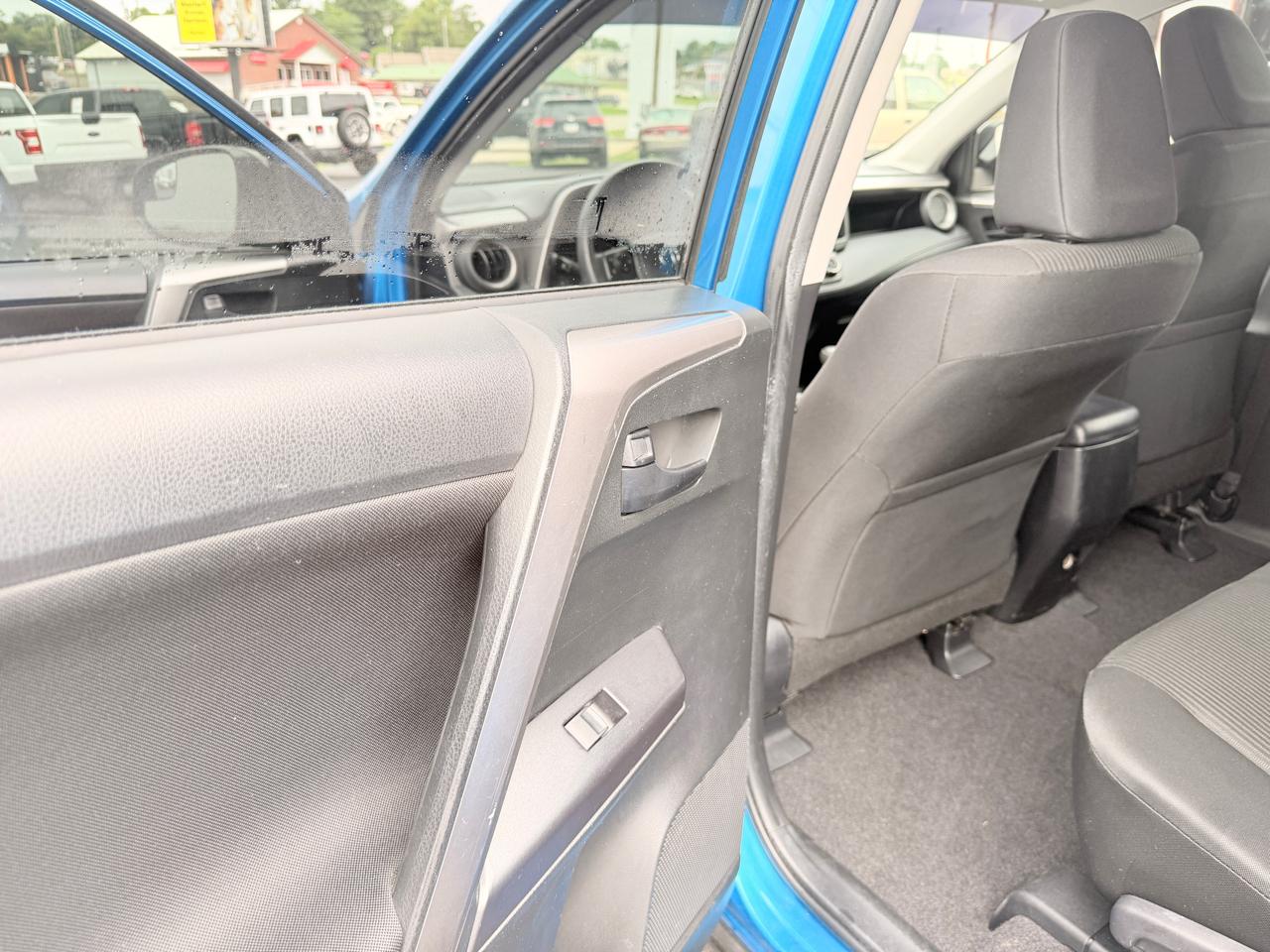 Toyota RAV4 LE FWD 2017
