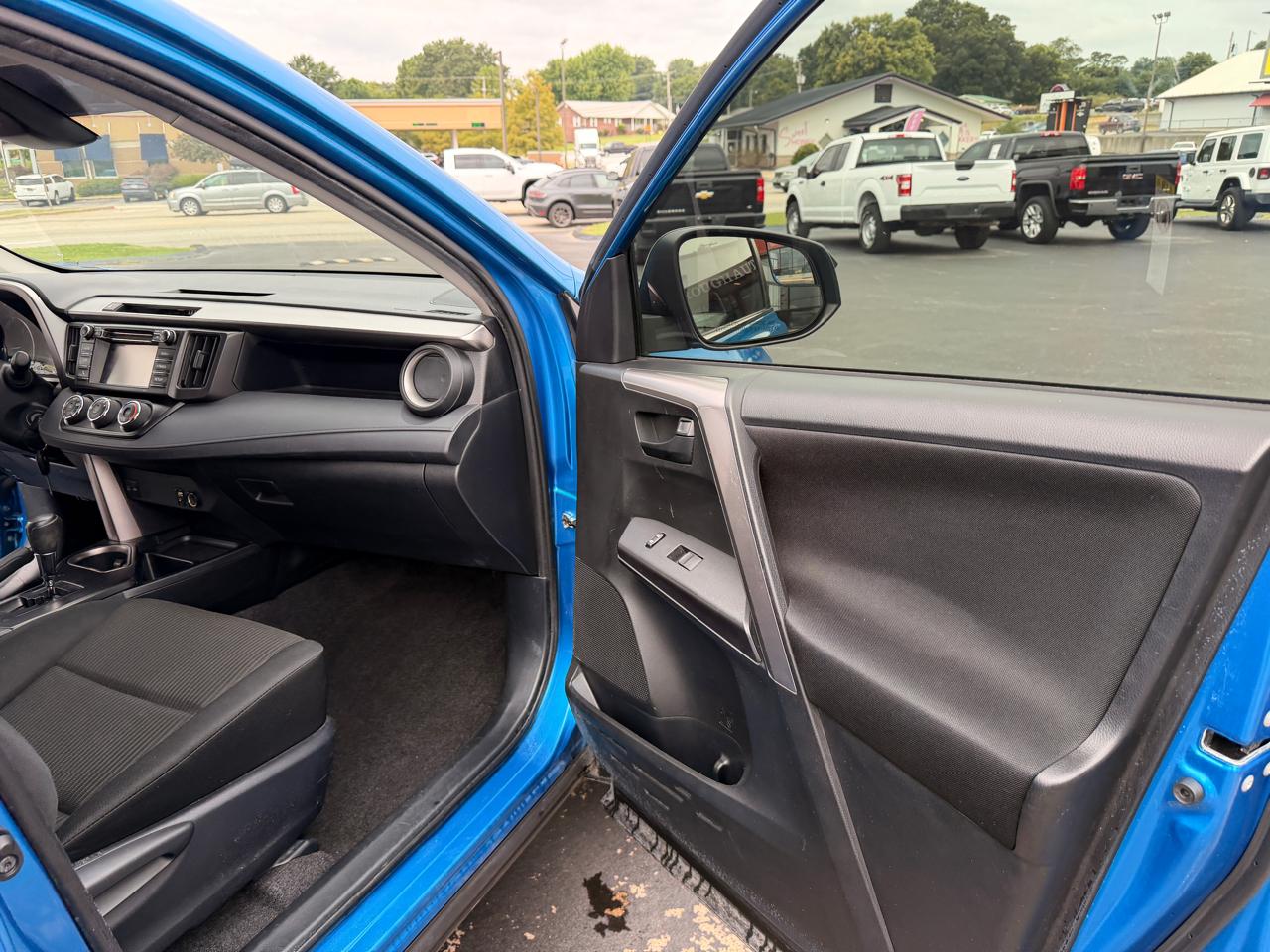 Toyota RAV4 LE FWD 2017