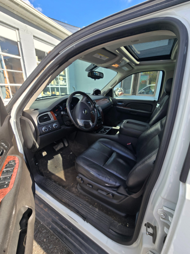 Chevrolet Suburban 4WD 4dr 1500 LT 2013 Chevrolet Suburban 4WD 4dr 1500 LT 2013