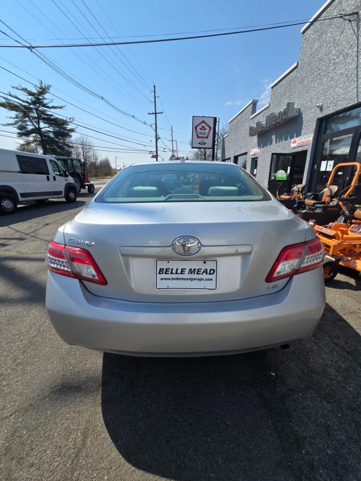 Toyota Camry 4dr Sdn I4 Auto LE (Natl) 2011