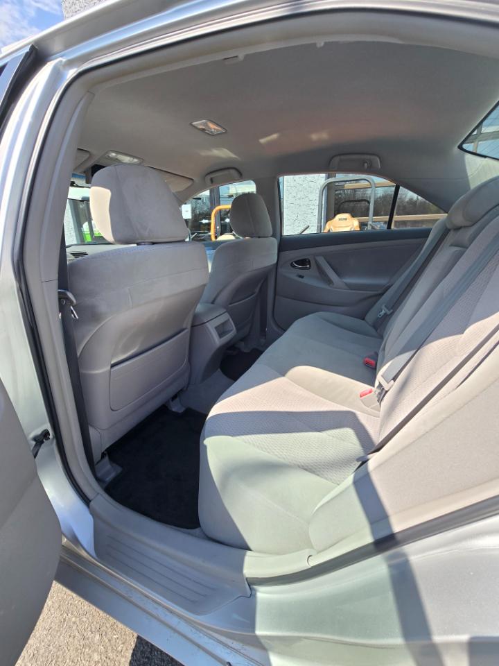 Toyota Camry 4dr Sdn I4 Auto LE (Natl) 2011