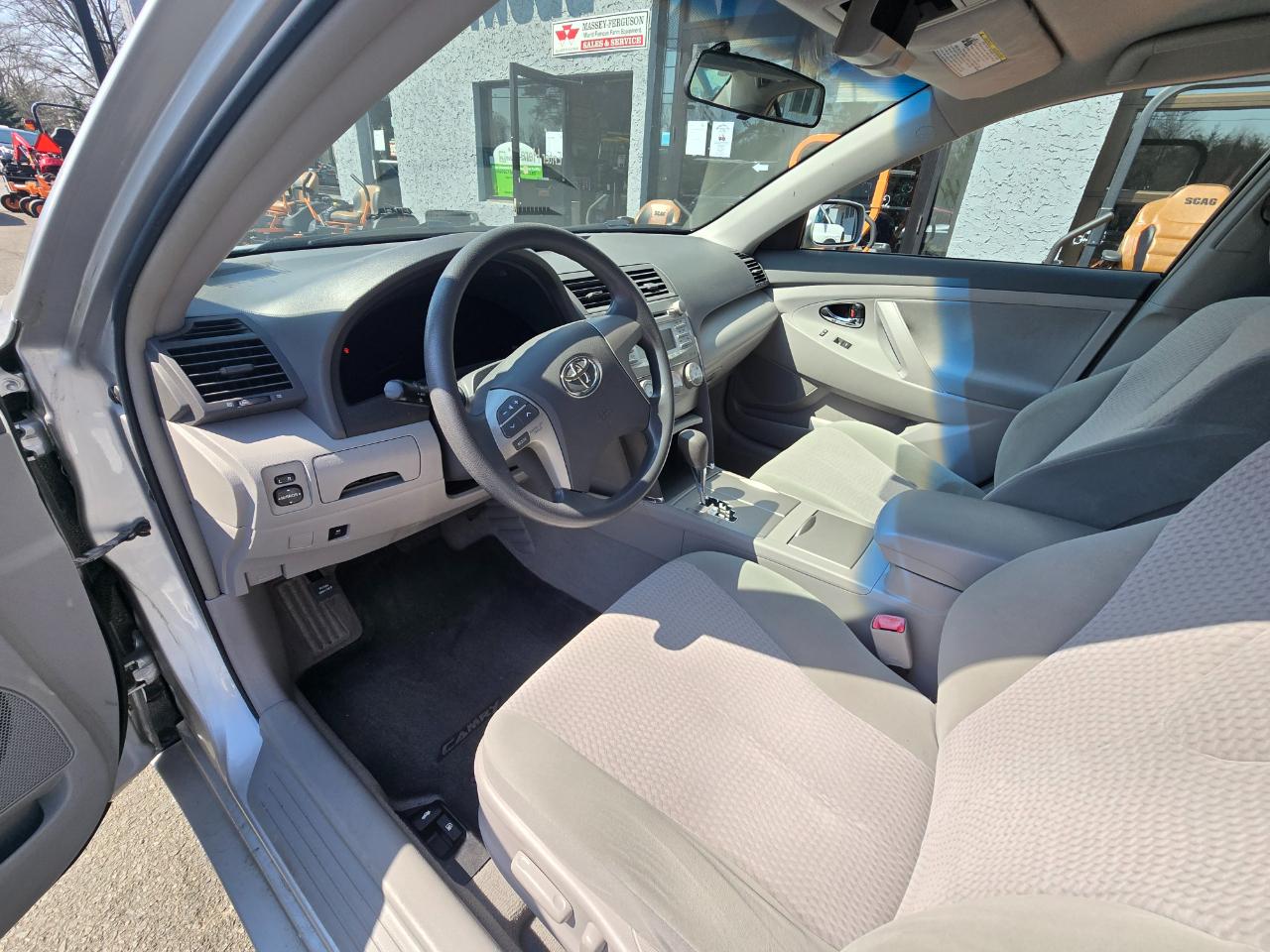 Toyota Camry 4dr Sdn I4 Auto LE (Natl) 2011