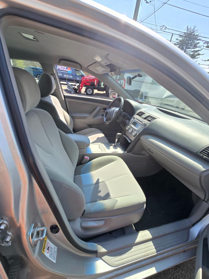 Toyota Camry 4dr Sdn I4 Auto LE (Natl) 2011