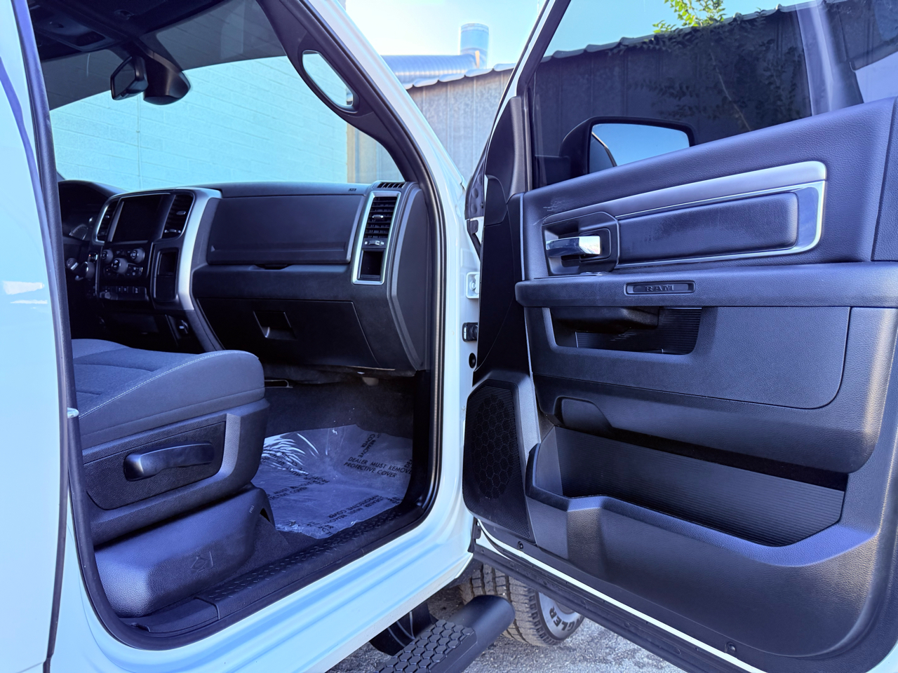 RAM 1500 Classic Tradesman Crew Cab SWB 4WD 2022