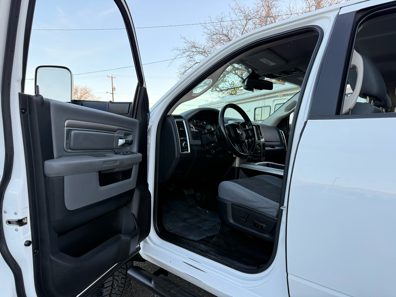 RAM 2500 SLT Crew Cab SWB 4WD 2017