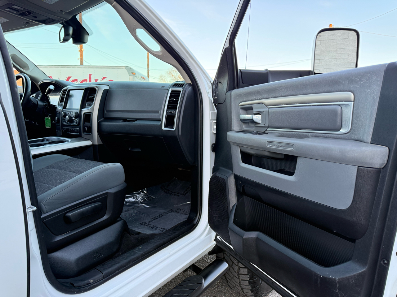 RAM 2500 SLT Crew Cab SWB 4WD 2017