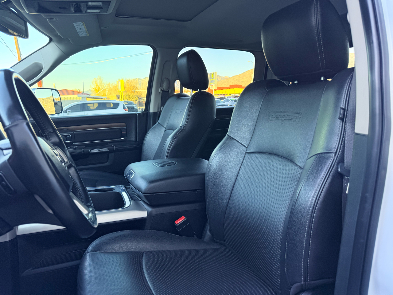 RAM 1500 Laramie Crew Cab SWB 4WD 2017