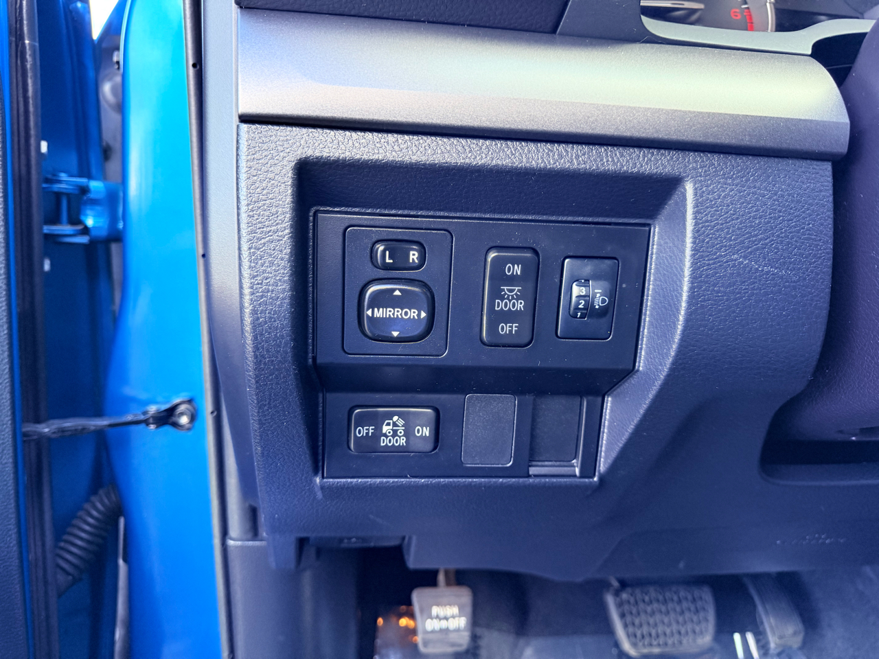 Toyota Tundra SR5 5.7L V8 Double Cab 4WD 2016