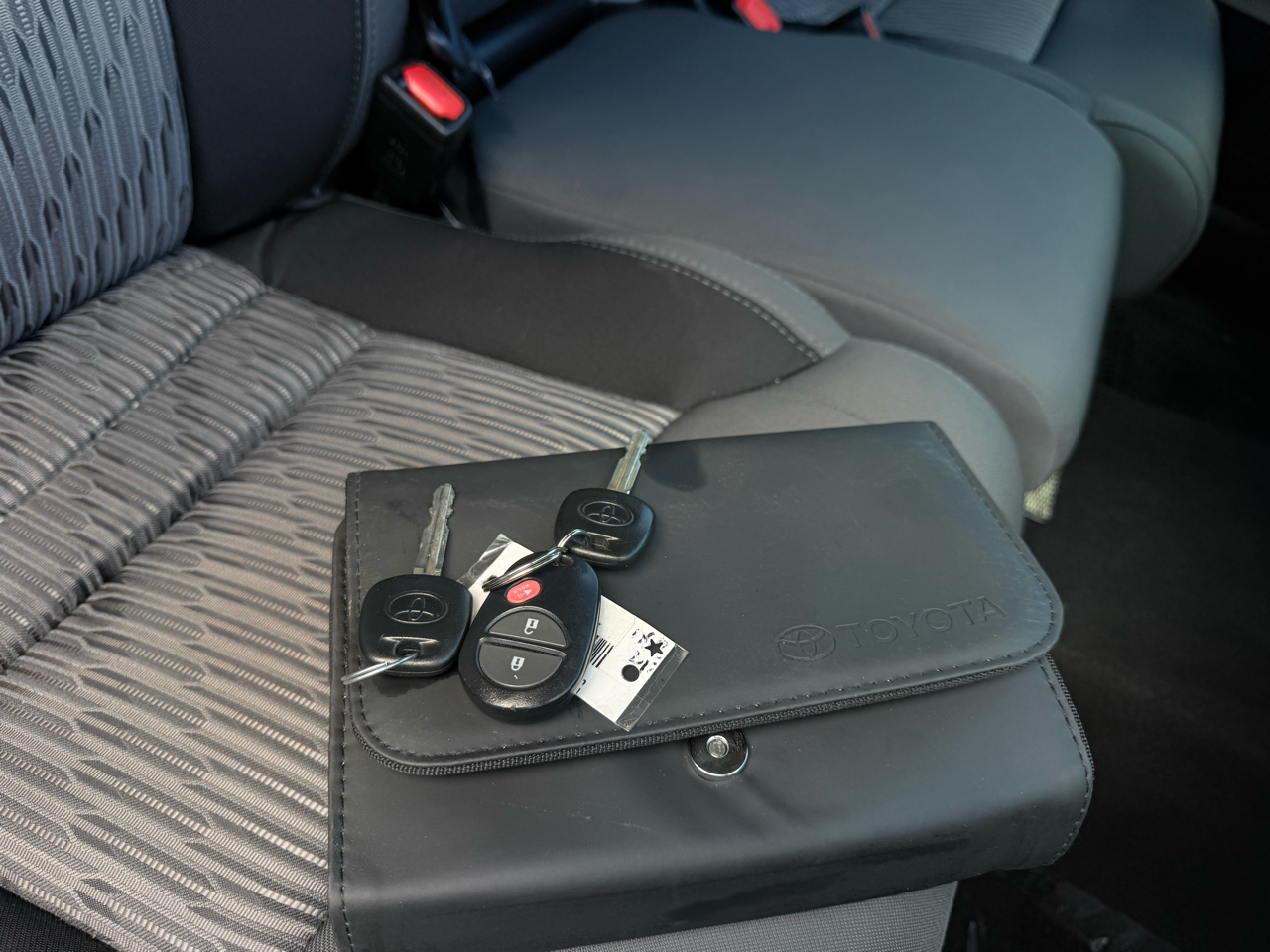 Toyota Tundra SR5 5.7L V8 Double Cab 4WD 2016