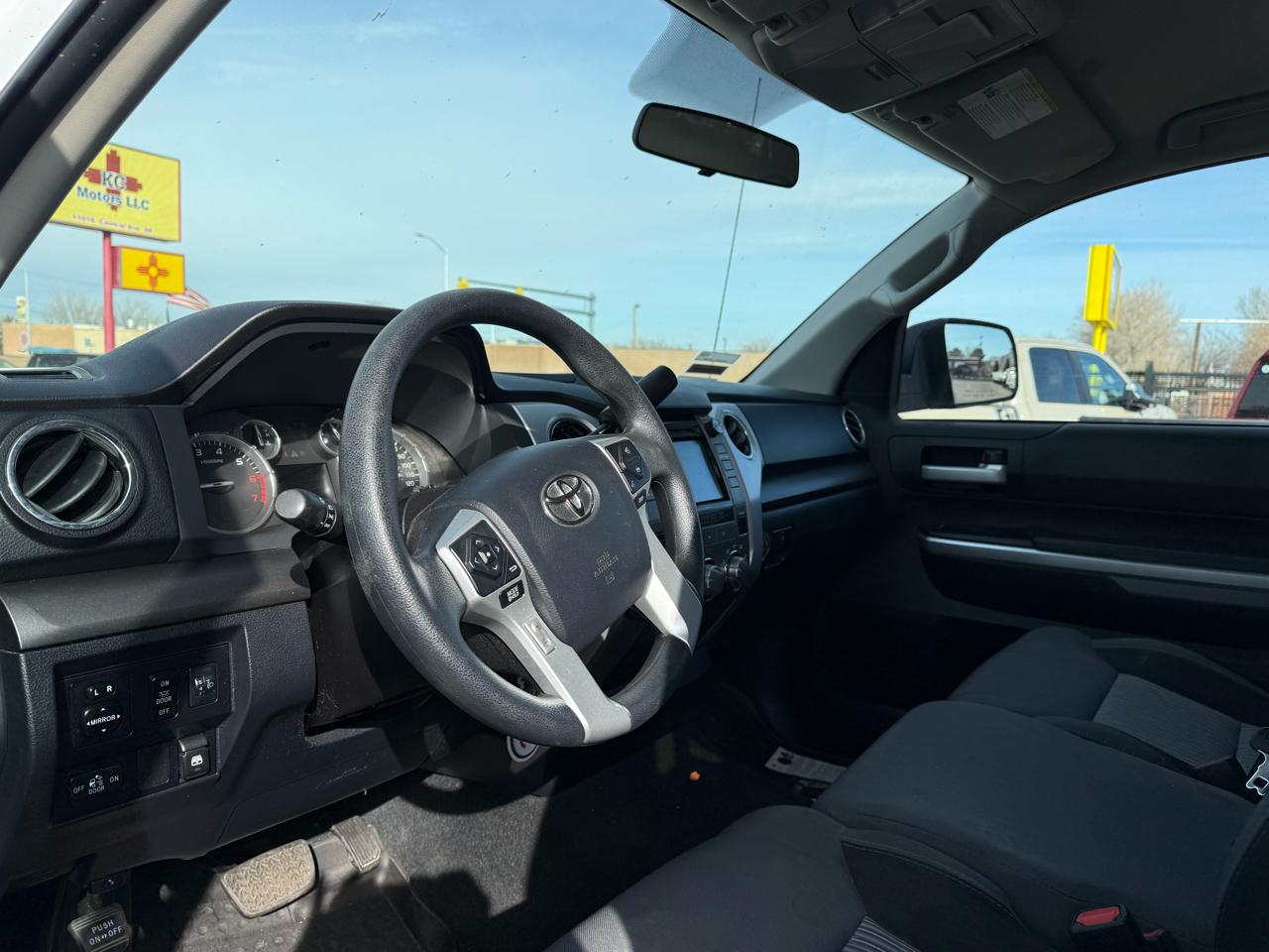 Toyota Tundra SR5 5.7L V8 CrewMax 4WD 2017