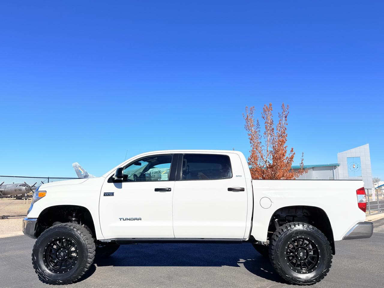 Toyota Tundra SR5 5.7L V8 CrewMax 4WD 2017