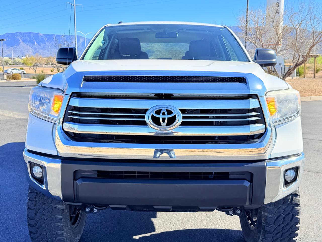 Toyota Tundra SR5 5.7L V8 CrewMax 4WD 2017