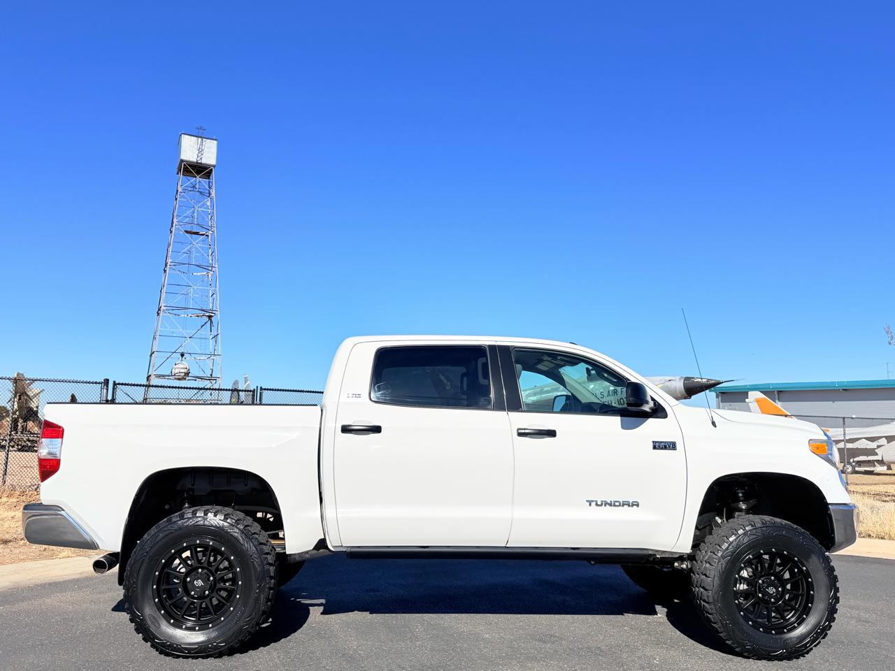Toyota Tundra SR5 5.7L V8 CrewMax 4WD 2017
