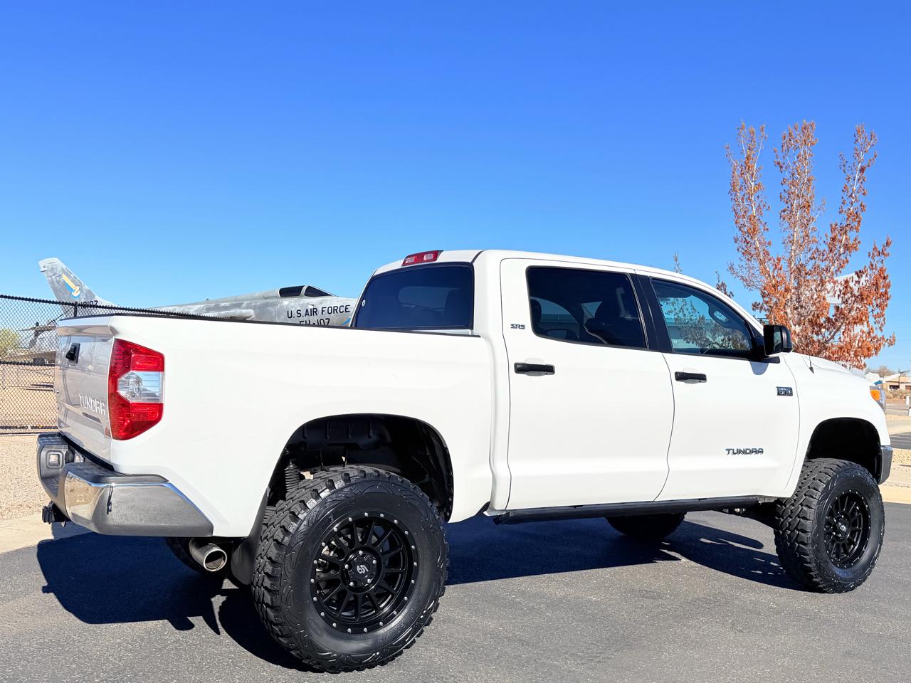 Toyota Tundra SR5 5.7L V8 CrewMax 4WD 2017