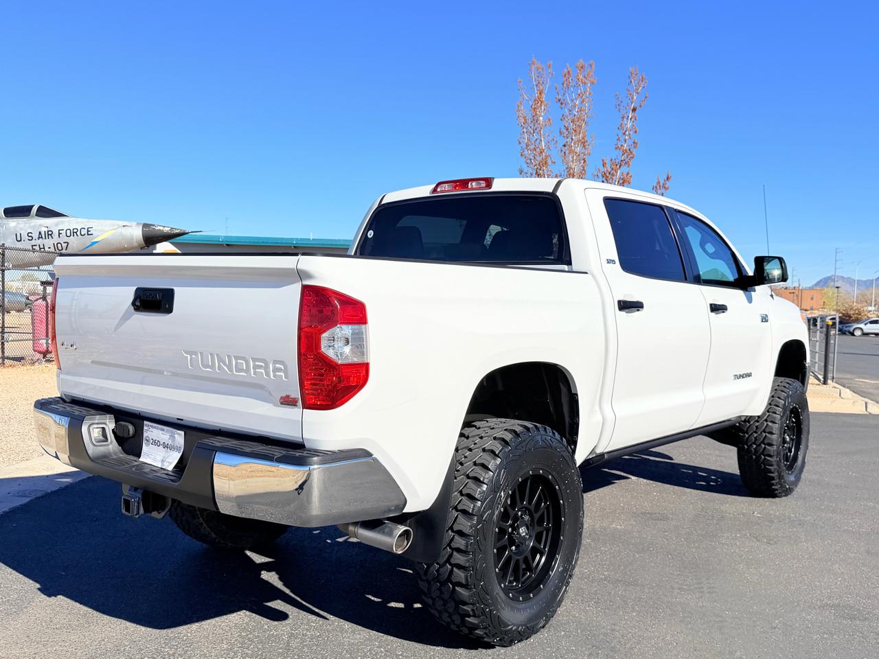 Toyota Tundra SR5 5.7L V8 CrewMax 4WD 2017