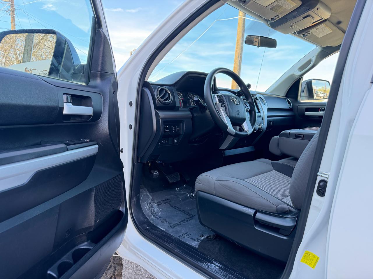 Toyota Tundra SR5 5.7L V8 CrewMax 4WD 2017