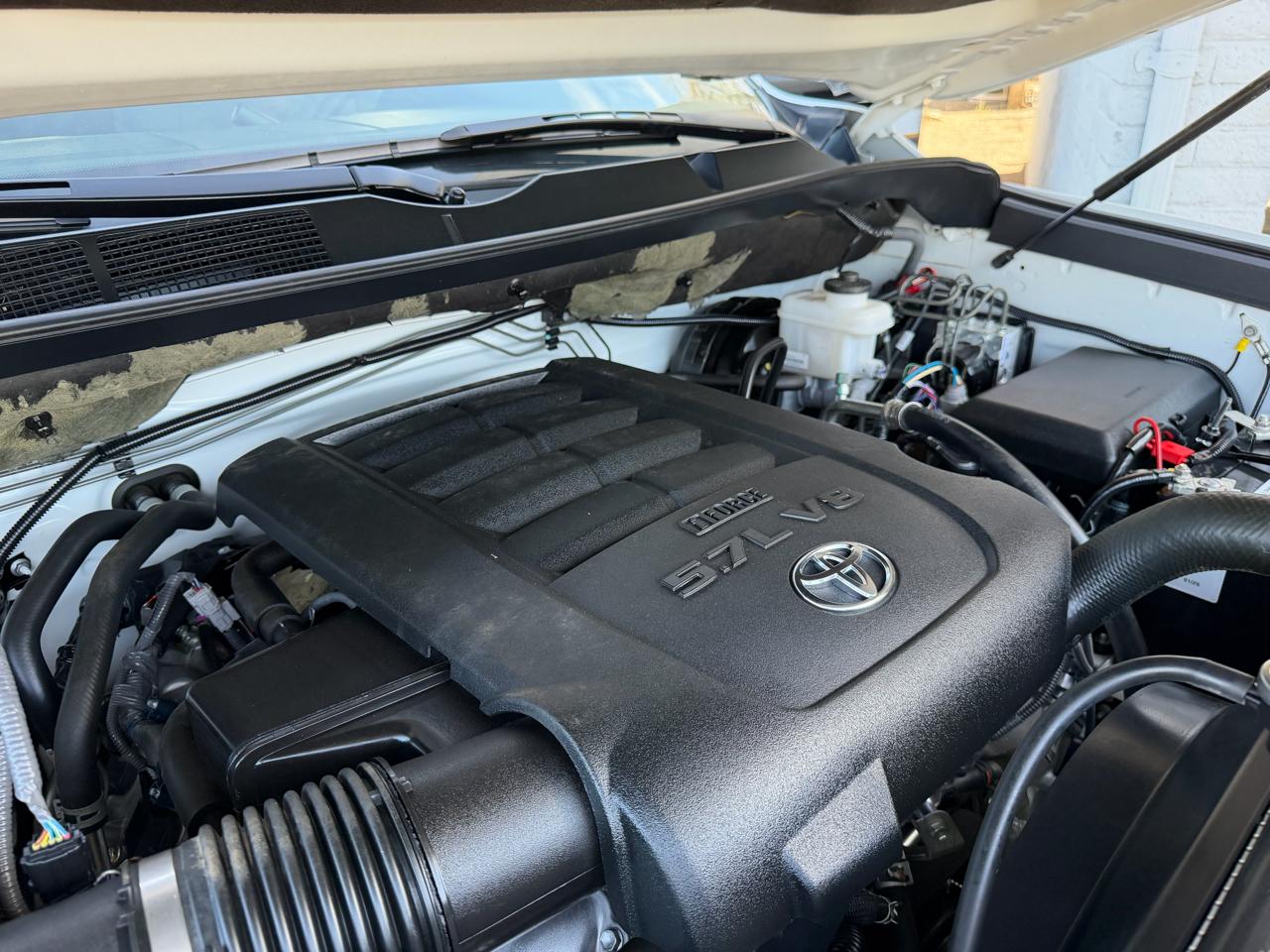 Toyota Tundra SR5 5.7L V8 CrewMax 4WD 2017