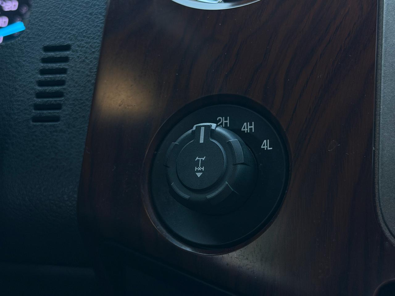 Ford Super Duty F-250 SRW 4WD Crew Cab 156" Lariat 2012