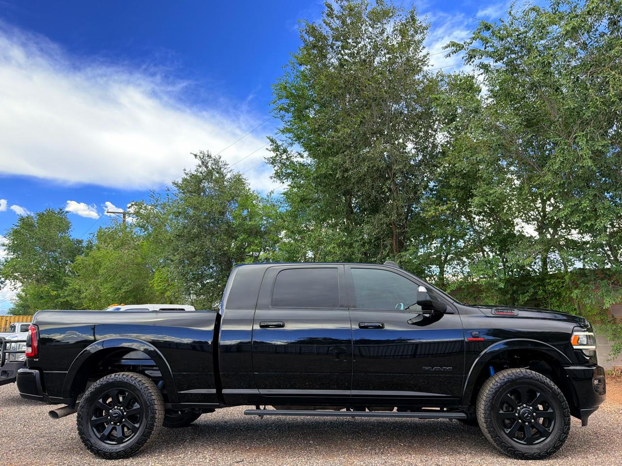 RAM 2500 Laramie 4x4 Mega Cab 6'4" Box 2020