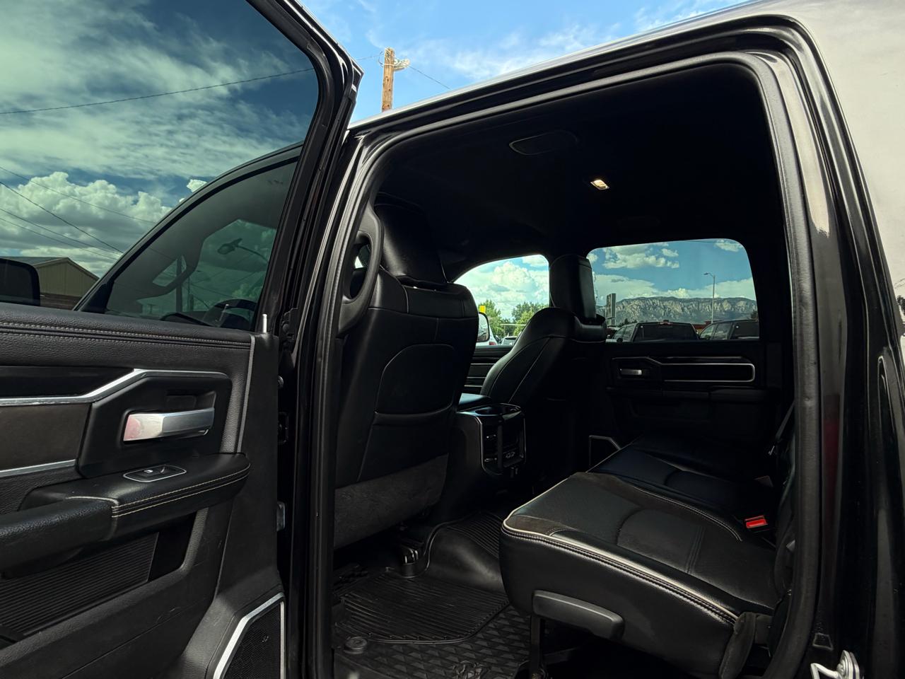 RAM 2500 Laramie 4x4 Mega Cab 6'4" Box 2020