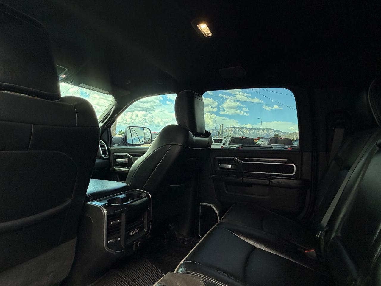 RAM 2500 Laramie 4x4 Mega Cab 6'4" Box 2020