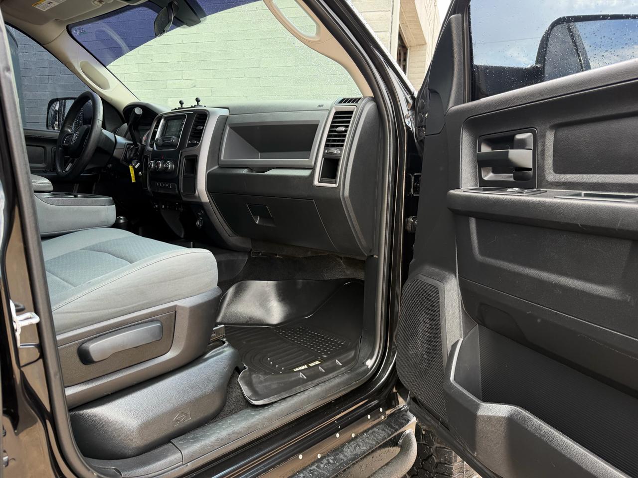 RAM 2500 Tradesman 4x4 Crew Cab 6'4" Box 2017