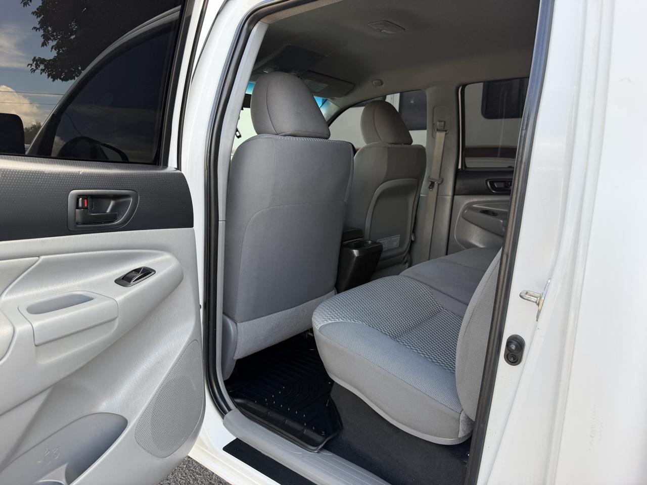 Toyota Tacoma 4WD Double Cab V6 AT (Natl) 2015