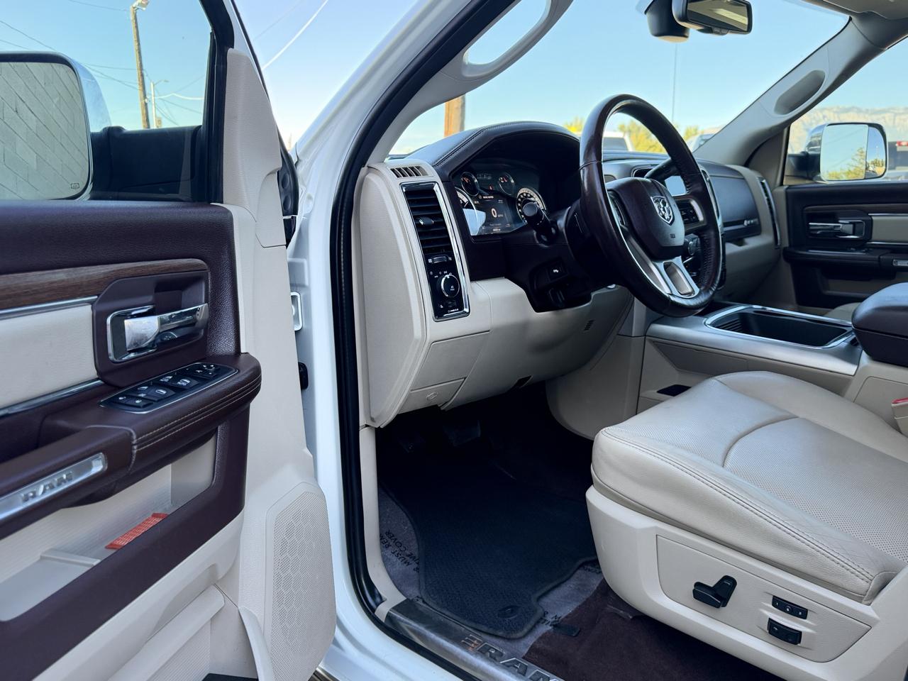 RAM 3500 Laramie 4x4 Crew Cab 8' Box 2017