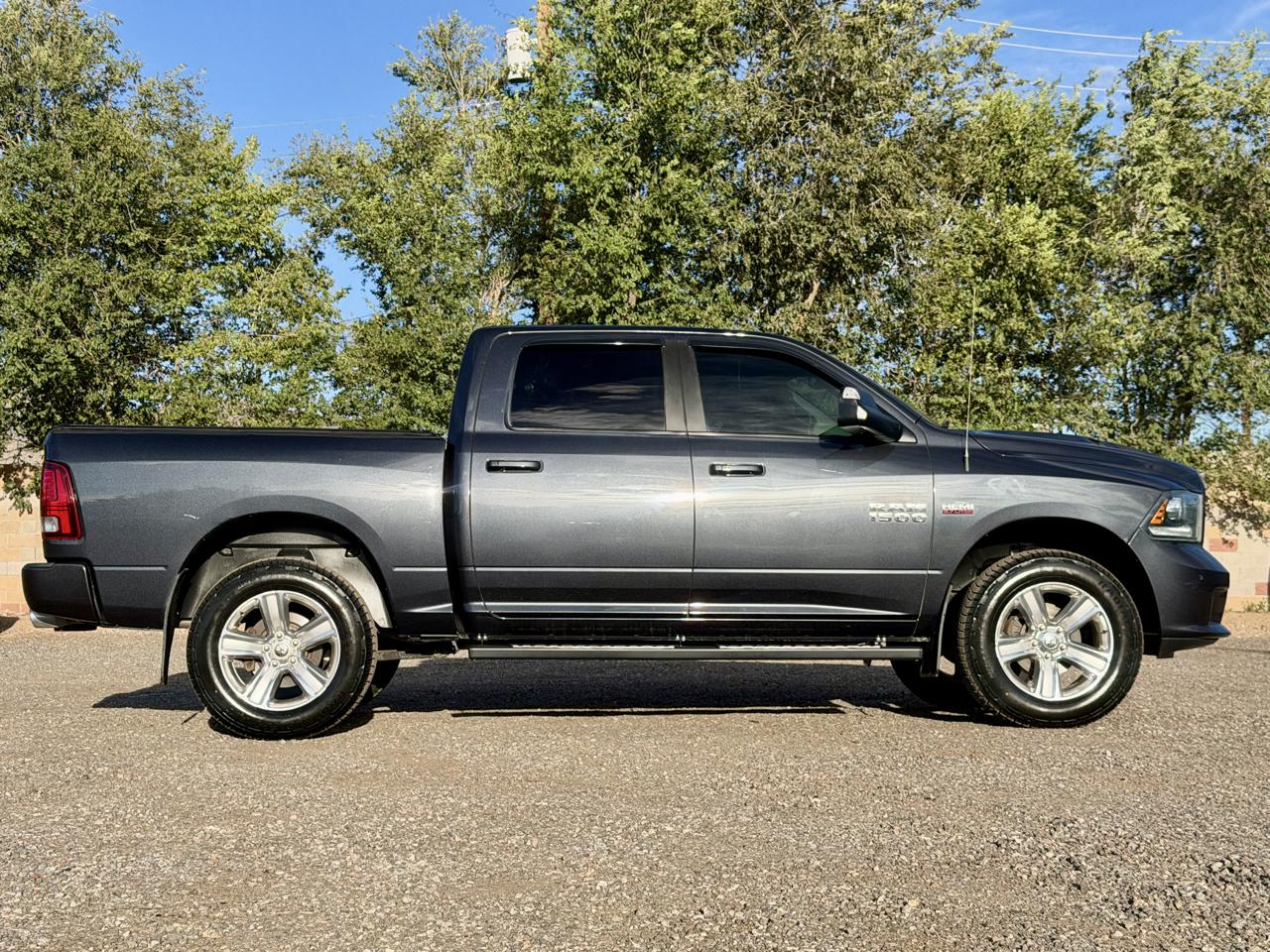 RAM 1500 4WD Crew Cab 140.5" Sport 2016