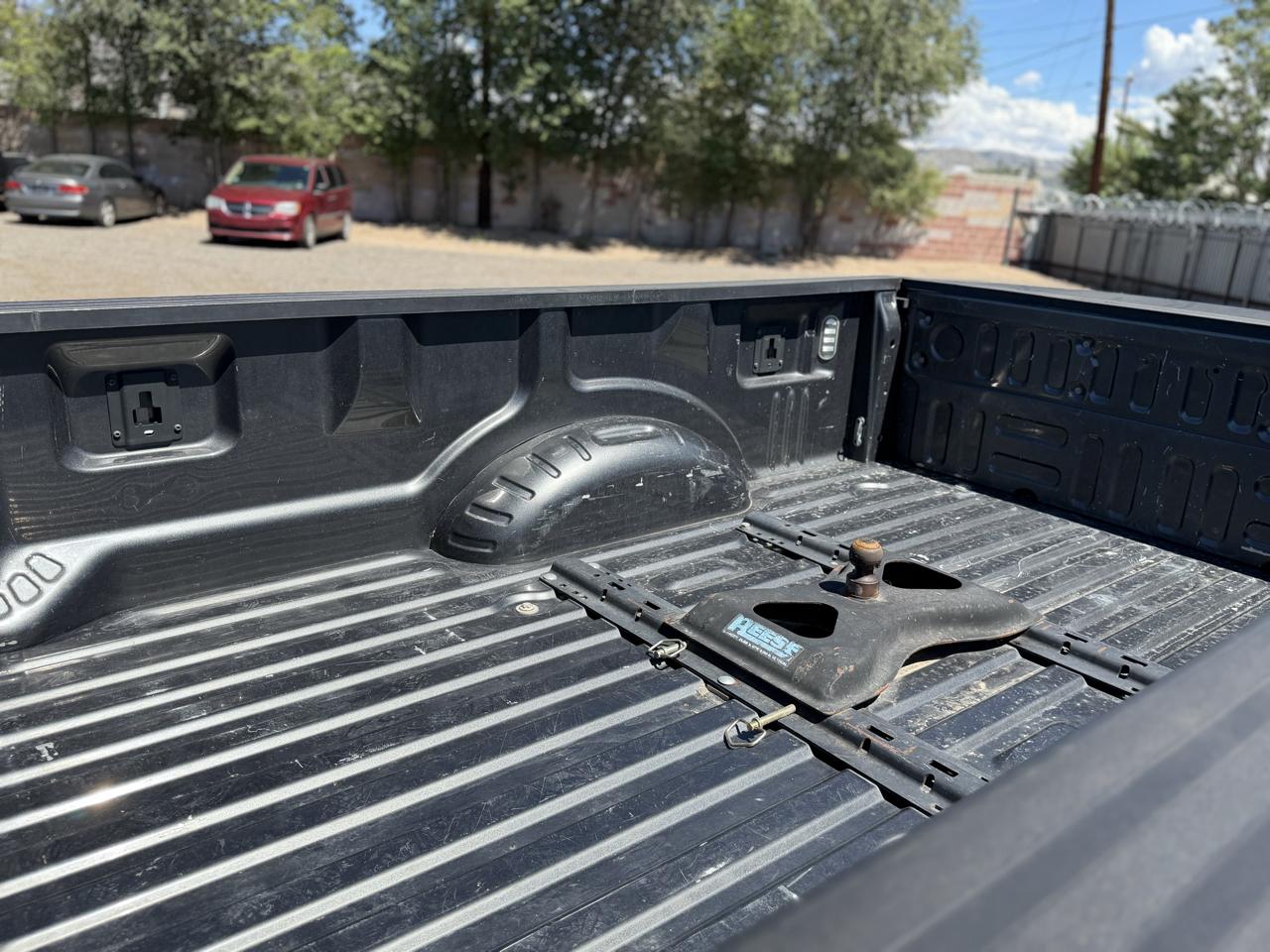 Ford Super Duty F-350 DRW King Ranch 4WD Crew Cab 8' Box 2017