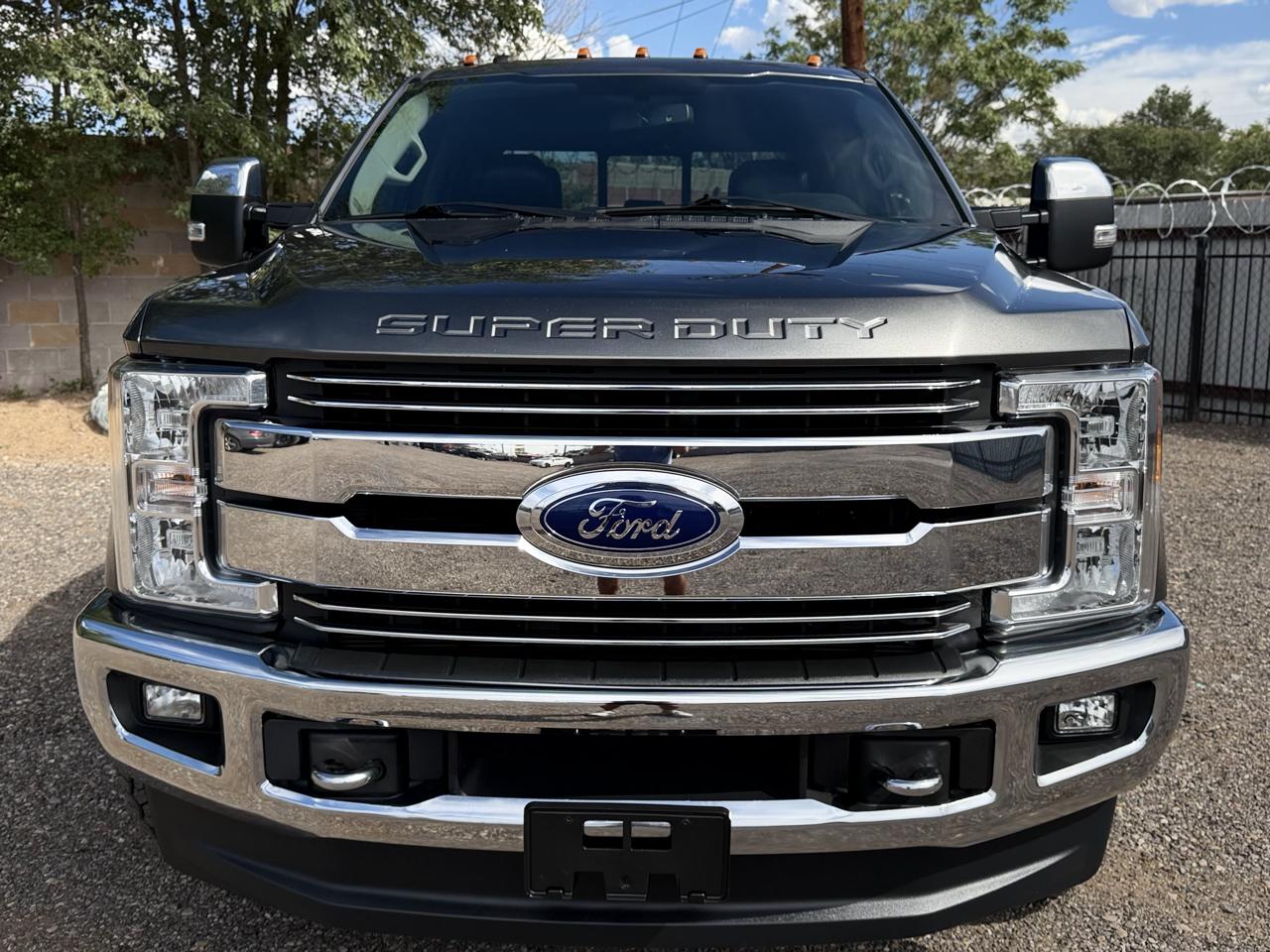 Ford Super Duty F-350 DRW Lariat 4WD Crew Cab 8' Box 2017