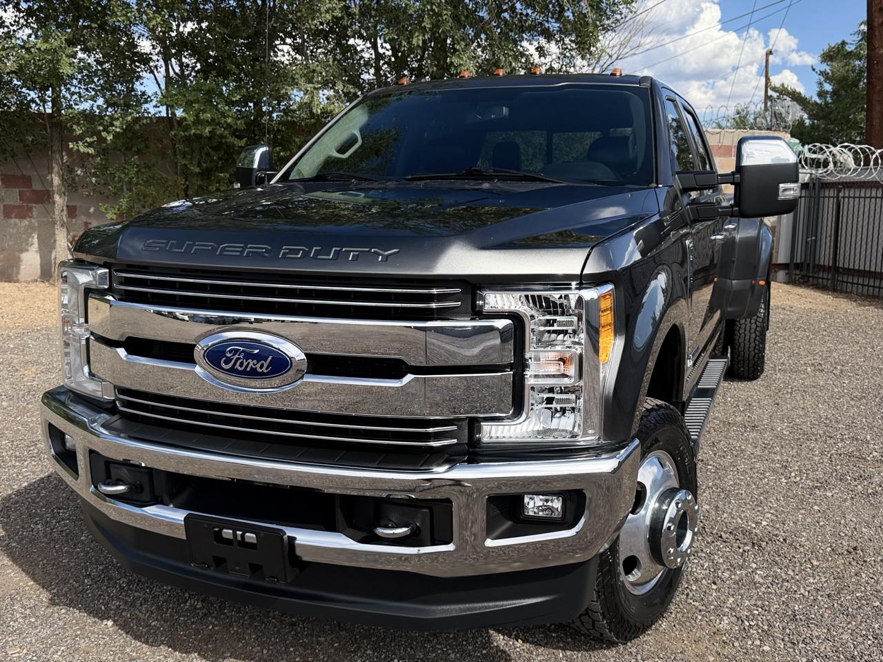 Ford Super Duty F-350 DRW Lariat 4WD Crew Cab 8' Box 2017