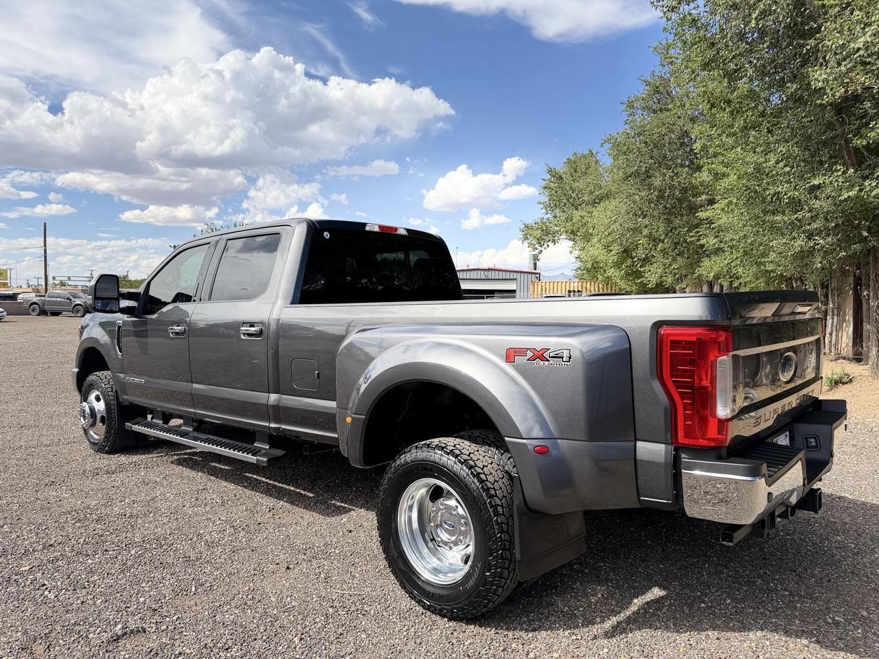 Ford Super Duty F-350 DRW Lariat 4WD Crew Cab 8' Box 2017