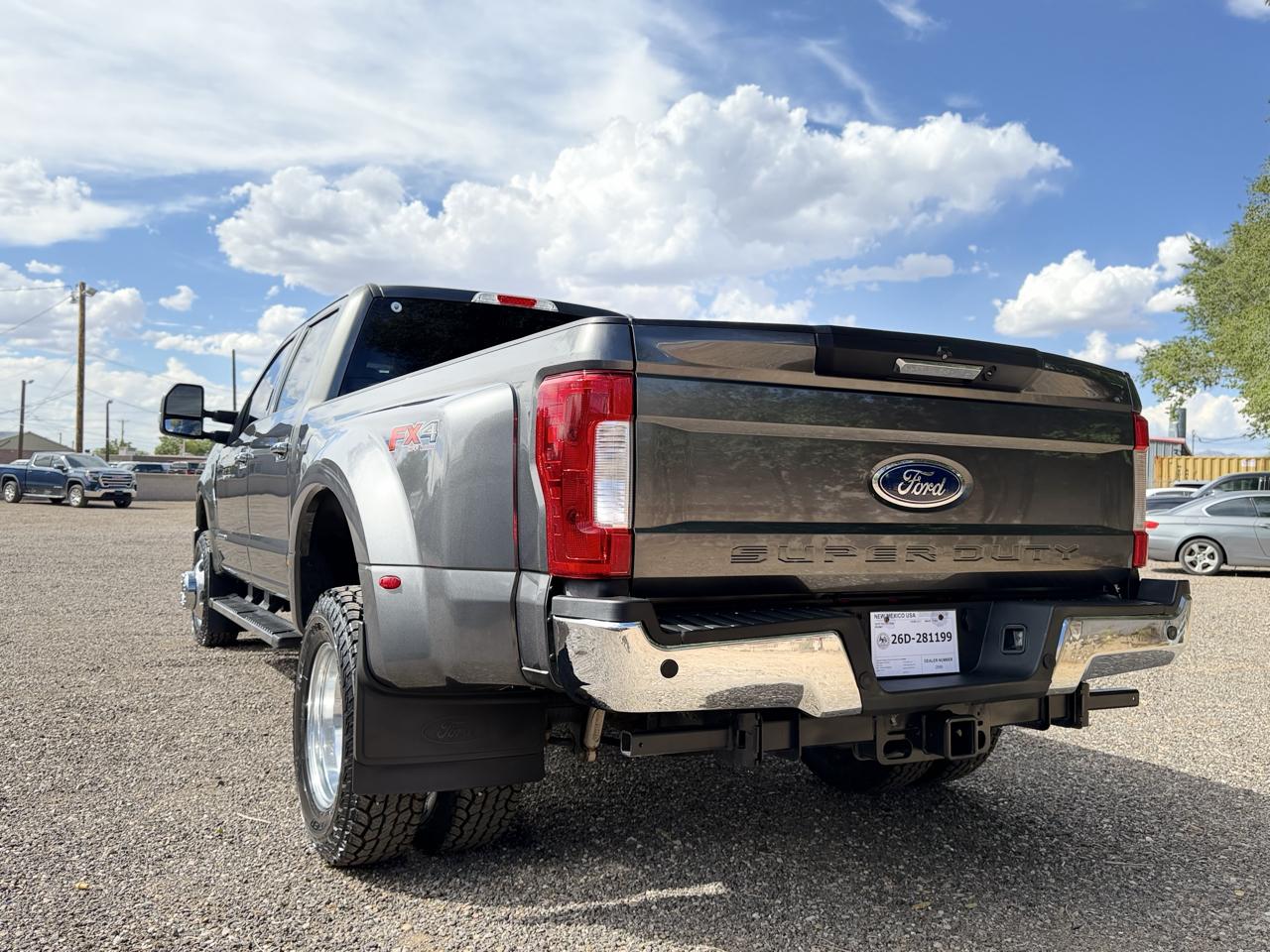 Ford Super Duty F-350 DRW Lariat 4WD Crew Cab 8' Box 2017