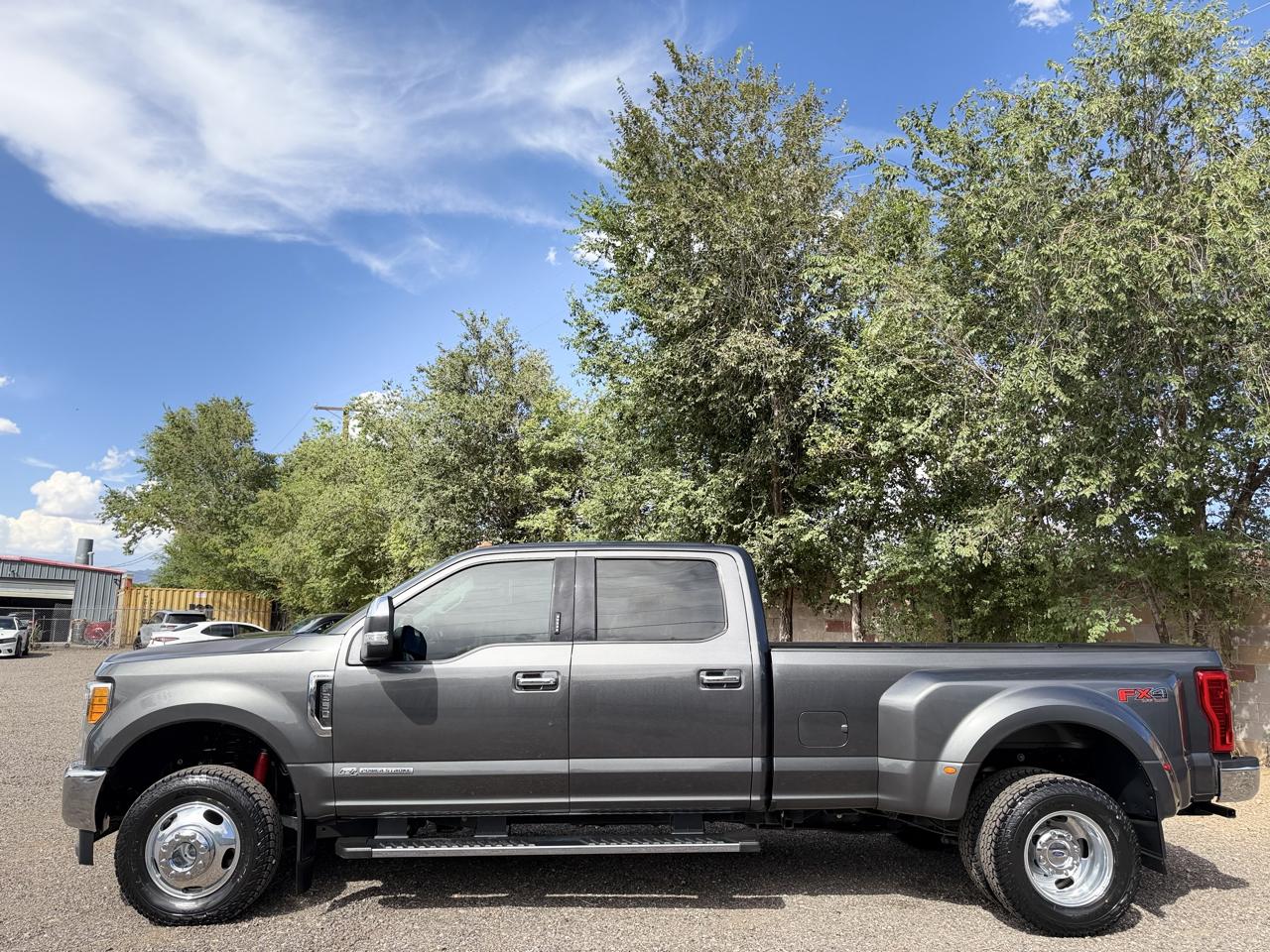 Ford Super Duty F-350 DRW Lariat 4WD Crew Cab 8' Box 2017