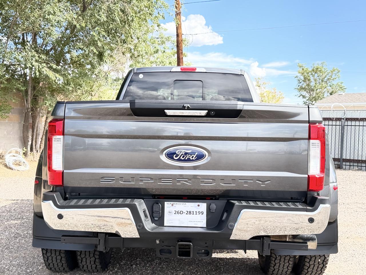Ford Super Duty F-350 DRW Lariat 4WD Crew Cab 8' Box 2017