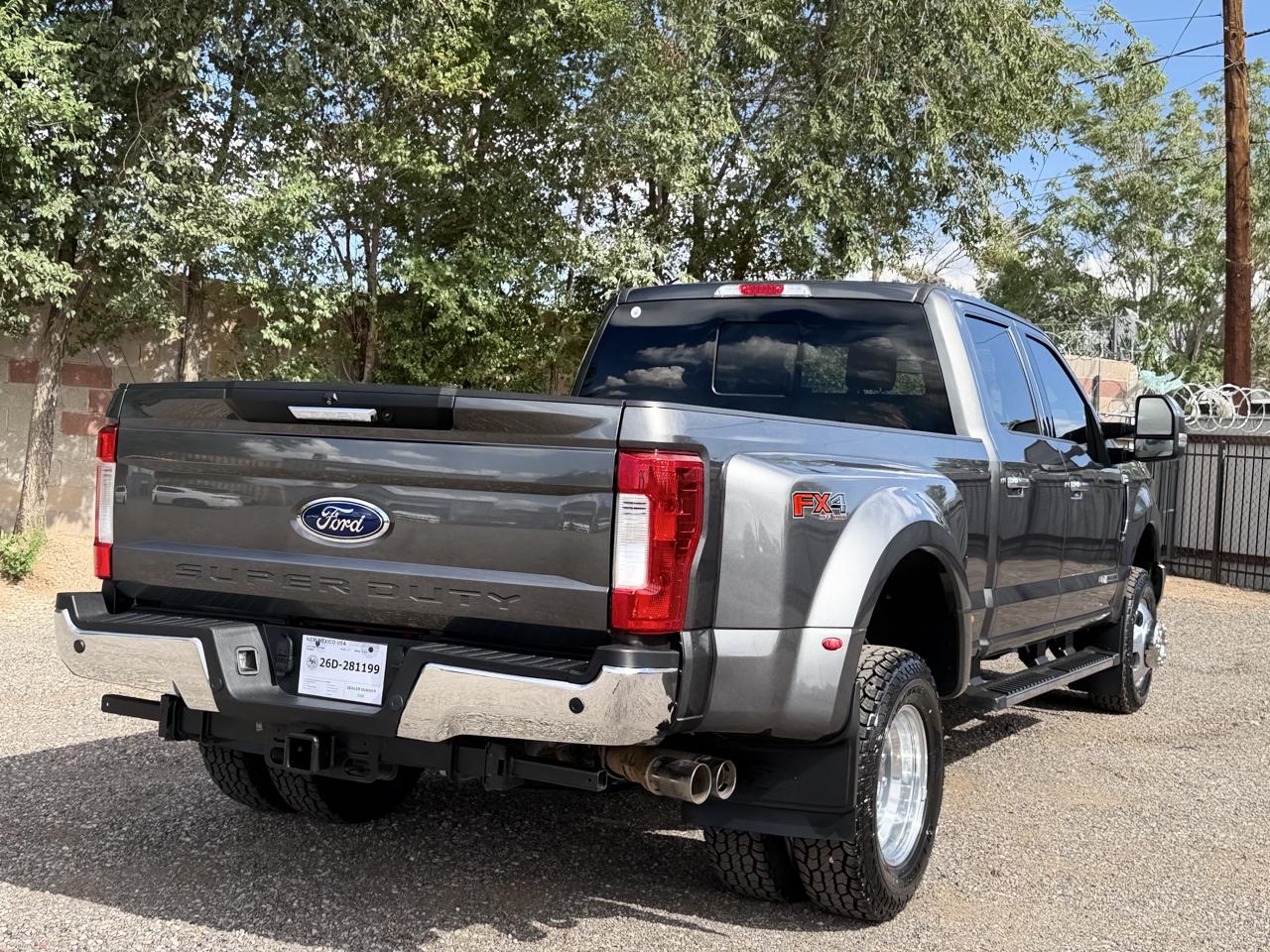 Ford Super Duty F-350 DRW Lariat 4WD Crew Cab 8' Box 2017