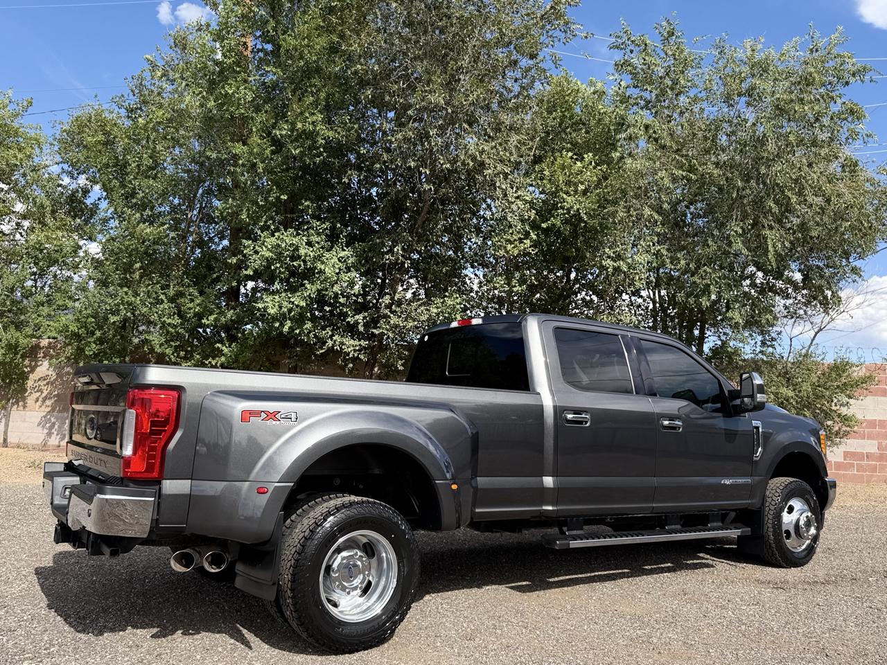 Ford Super Duty F-350 DRW Lariat 4WD Crew Cab 8' Box 2017