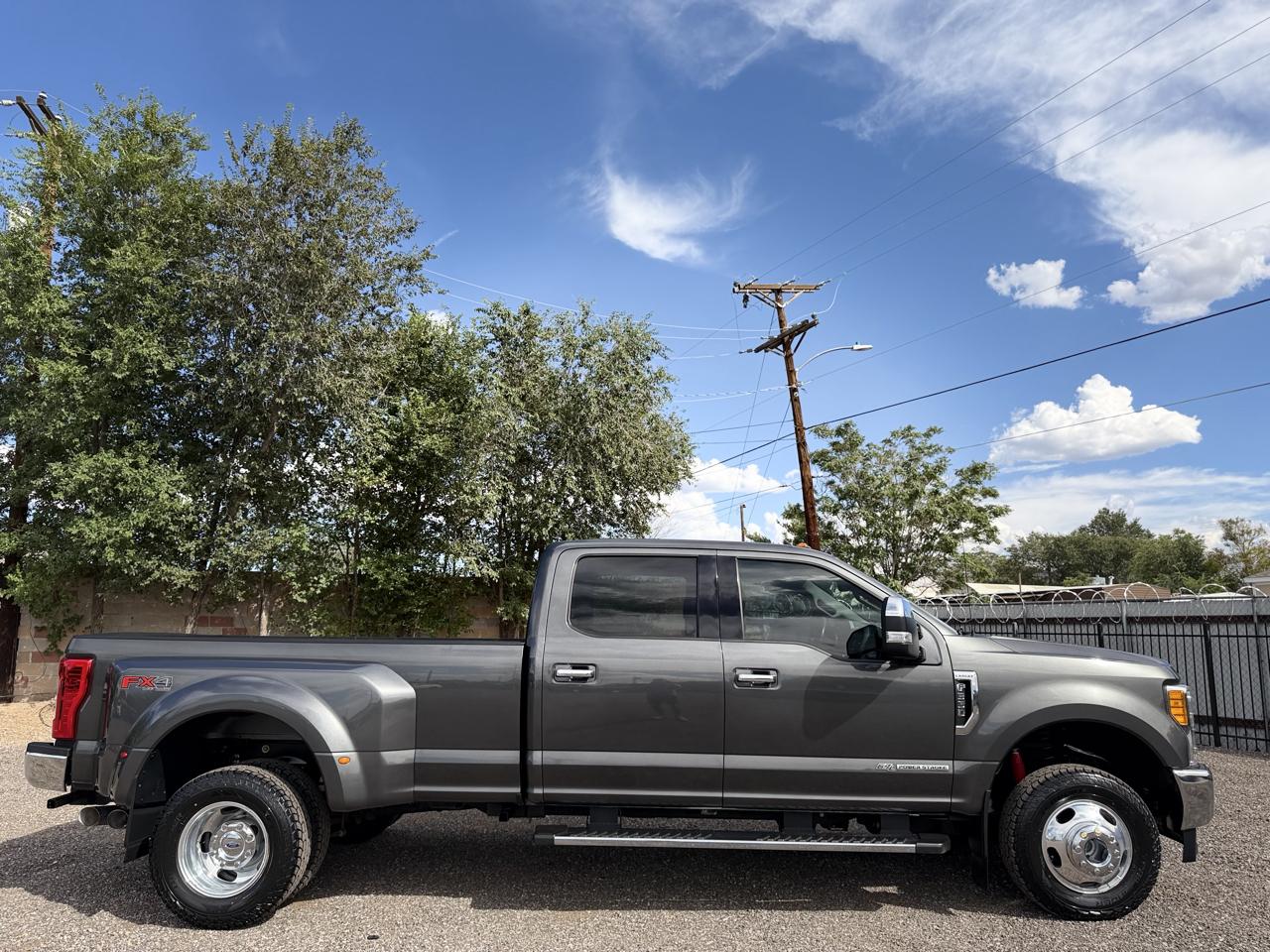 Ford Super Duty F-350 DRW Lariat 4WD Crew Cab 8' Box 2017