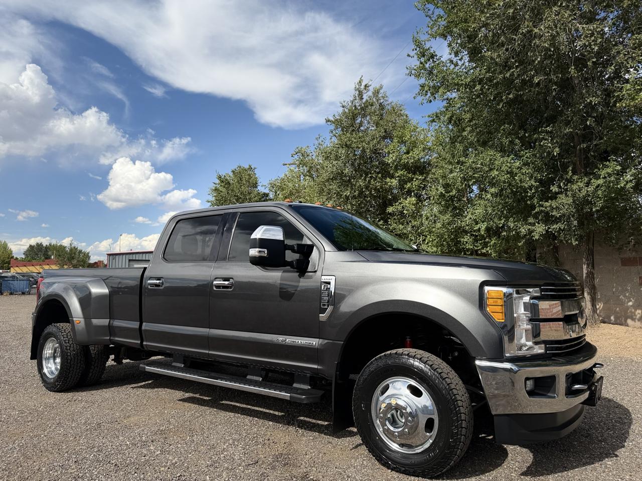 Ford Super Duty F-350 DRW Lariat 4WD Crew Cab 8' Box 2017