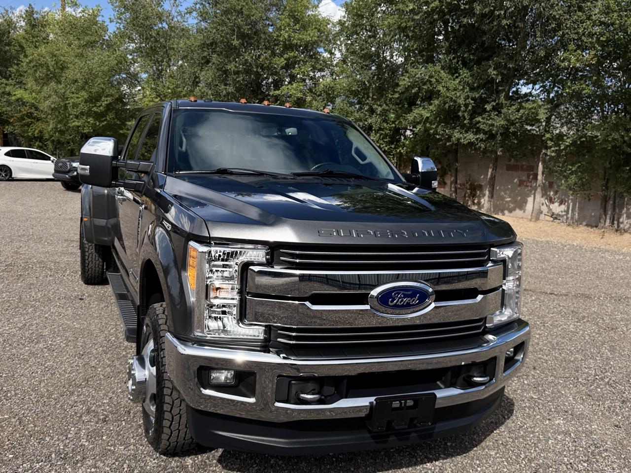 Ford Super Duty F-350 DRW Lariat 4WD Crew Cab 8' Box 2017
