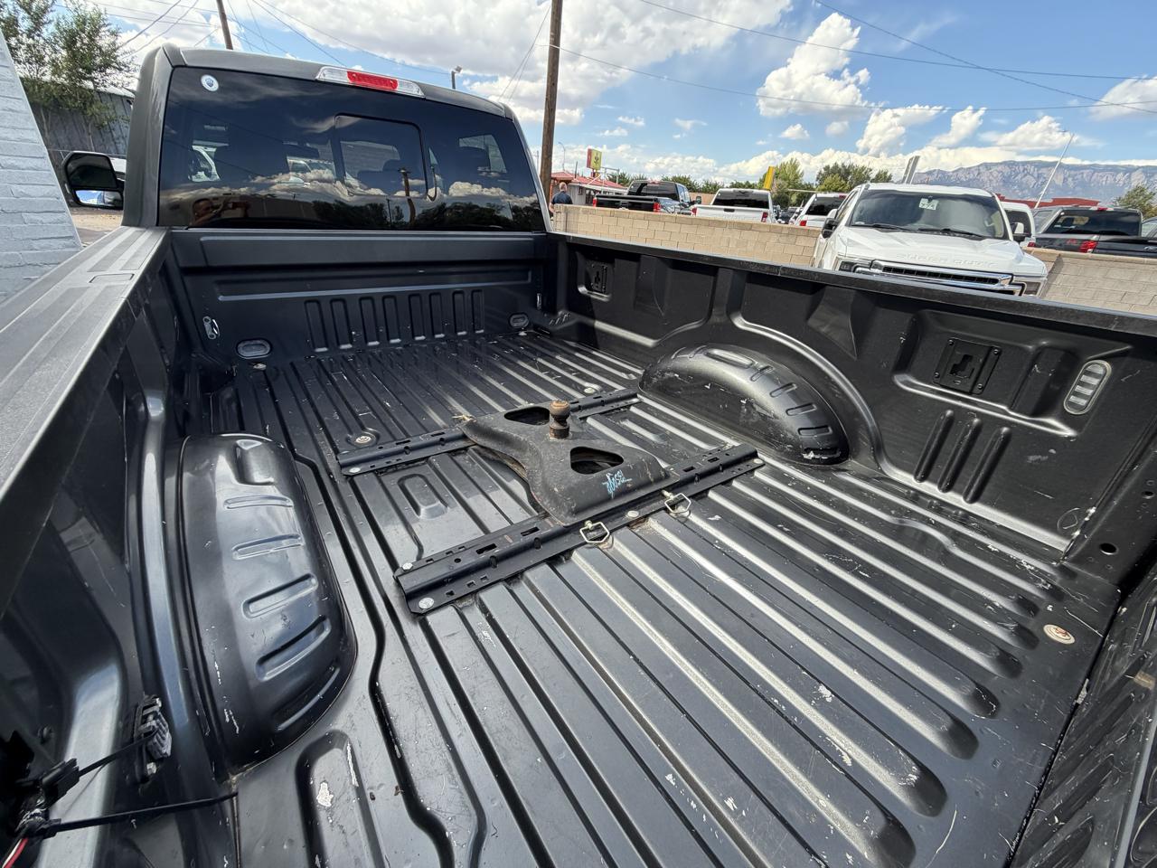 Ford Super Duty F-350 DRW Lariat 4WD Crew Cab 8' Box 2017