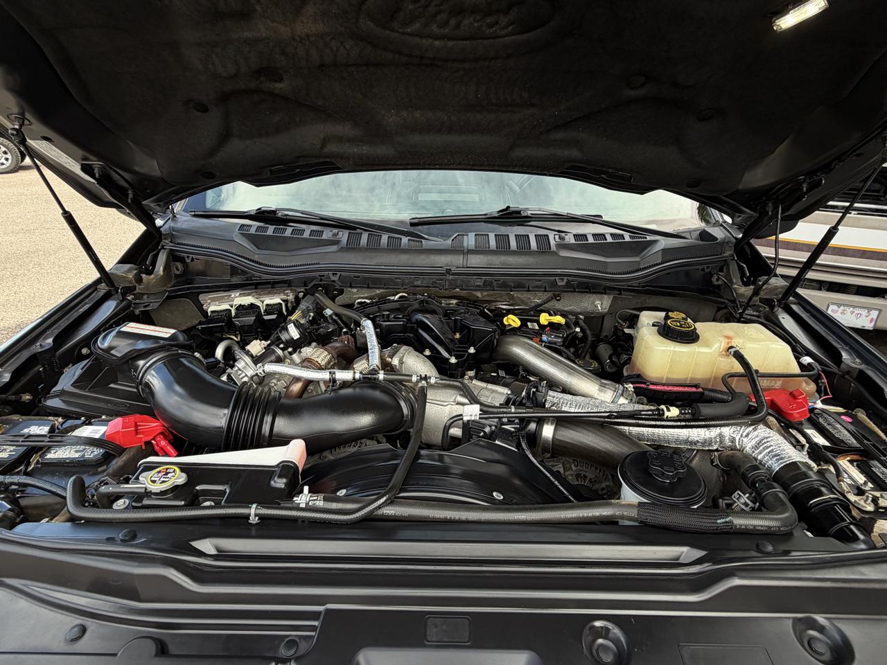 Ford Super Duty F-350 DRW Lariat 4WD Crew Cab 8' Box 2017