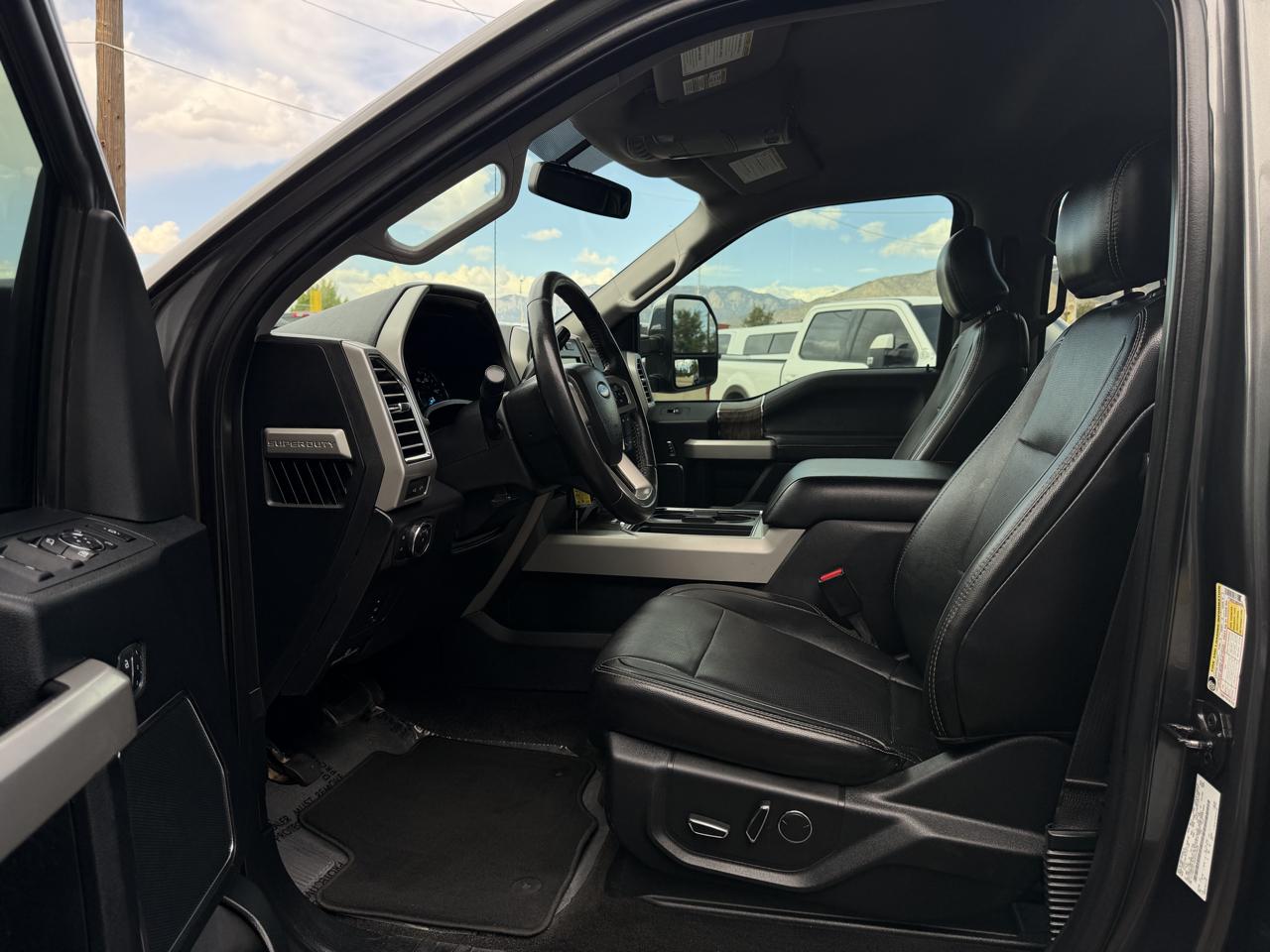 Ford Super Duty F-350 DRW Lariat 4WD Crew Cab 8' Box 2017