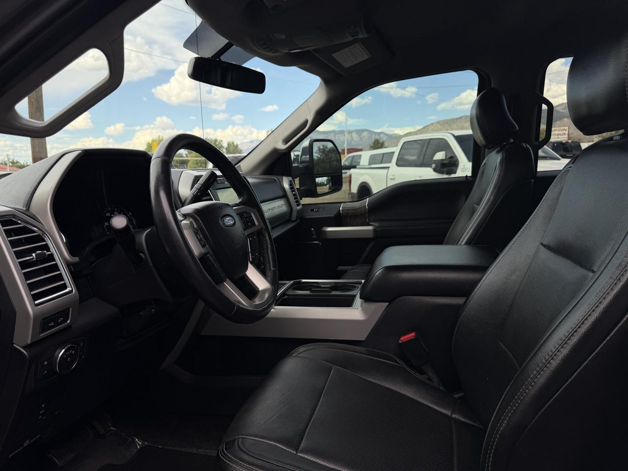 Ford Super Duty F-350 DRW Lariat 4WD Crew Cab 8' Box 2017